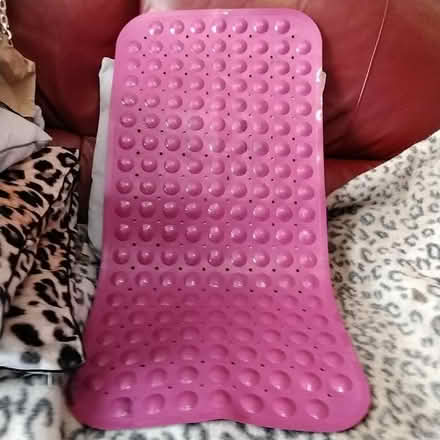 Photo of free pink non slip bathmat for inside bath (Marton Bank FY3) #2