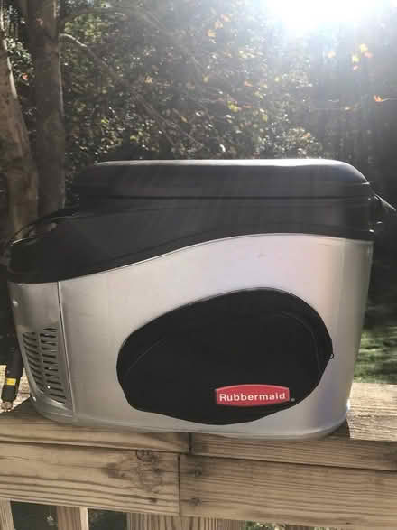Photo of free Rubbermaid cooler/warmer (Huntingtown) #2