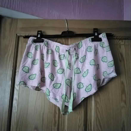 Photo of free ladies top & shorts bed set (Marton Bank FY3) #1