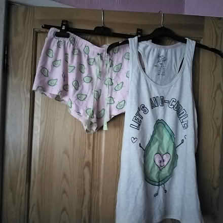 Photo of free ladies top & shorts bed set (Marton Bank FY3) #3