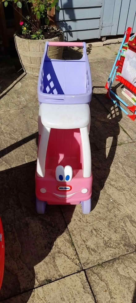 Photo of free little tykes shopping trolly (Castor) #1