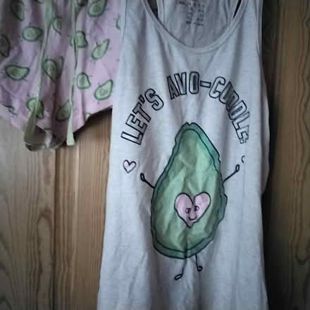 Photo of free ladies top & shorts bed set (Marton Bank FY3) #4