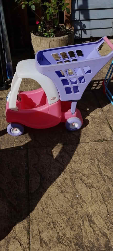 Photo of free little tykes shopping trolly (Castor) #2