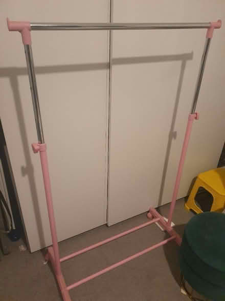 Photo of free adjustable clothing rail (G42) #1