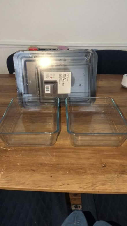 Photo of free 2 pyrex dishes quite deep and one set of 3 oven trays (NW10) #2