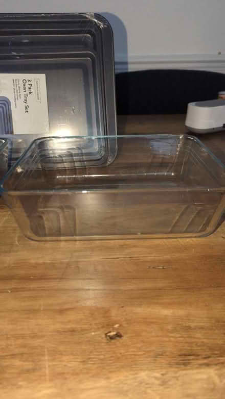 Photo of free 2 pyrex dishes quite deep and one set of 3 oven trays (NW10) #1