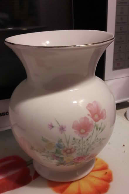 Photo of free vase (Horsham near station) #1