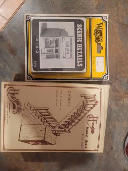 Photo of free 1/24th scale stairs & ticket office (Thurmont) #1