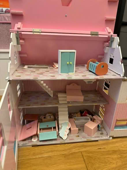 Photo of free children’s playhouse (Hillingdon UB10) #3