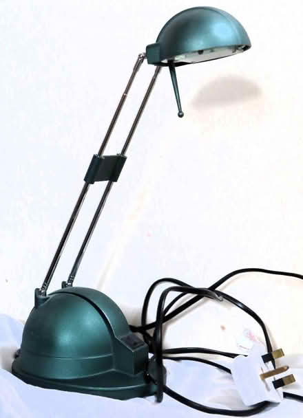 Photo of free Green table / desk lamp (Weybridge KT13) #1