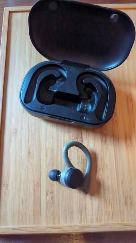 Photo of free Over the ear Bluetooth earbud (James & Kent) #1