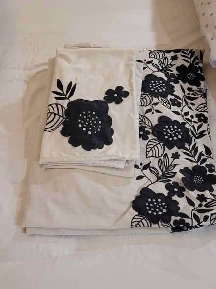 Photo of free double duvet cover with pillows (Woodside CR0) #1