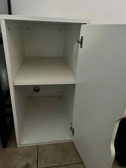 Photo of free White cabinet (South Los Ángeles) #1
