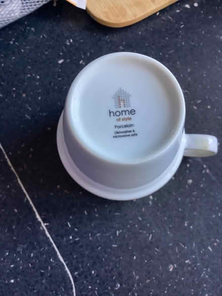 Photo of free six mugs on a stand & metal basket (Southport PR9) #4