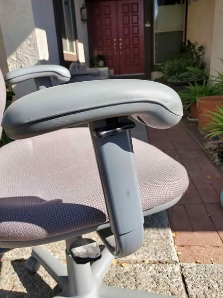 Photo of free Executive Office Chair with wheels (DeAnza Blvd - Stvns Crk & 280) #3