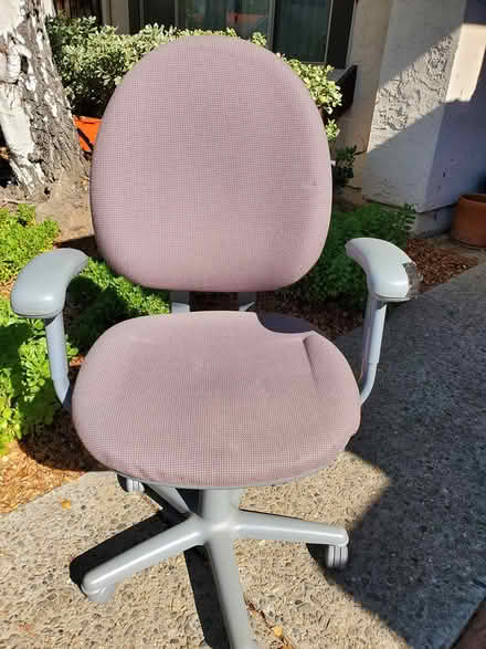 Photo of free Executive Office Chair with wheels (DeAnza Blvd - Stvns Crk & 280) #1