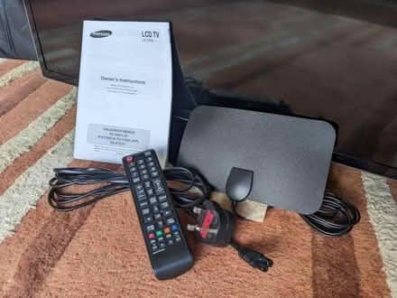 Photo of free Samsung 32" LCD TV (Hook RG27) #1