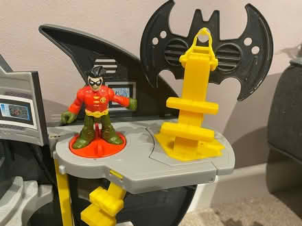 Photo of free Imaginext Bat Cave and figures (NE30) #3