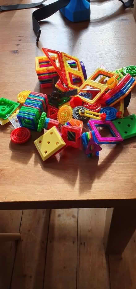 Photo of free Magnetic tiles set (GU2 Guildford) #2