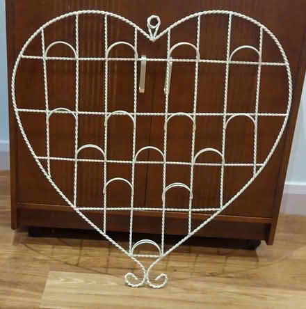 Photo of free White/Cream Wire heart shaped card holder (Ringmer BN8) #1
