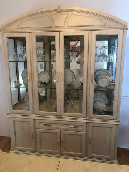 Photo of free China cabinet wood with lights (Santo Domingo) #1