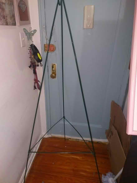 Photo of free Metal easel with hook (Jamaica new york) #2