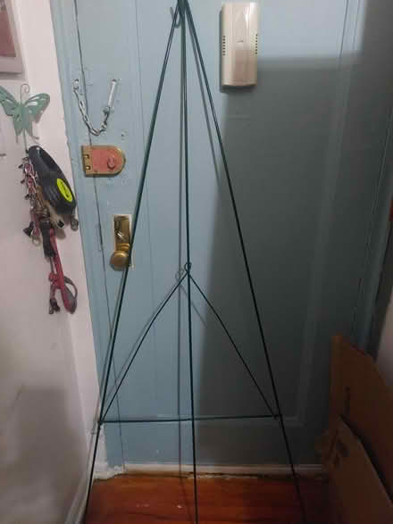 Photo of free Metal easel with hook (Jamaica new york) #1