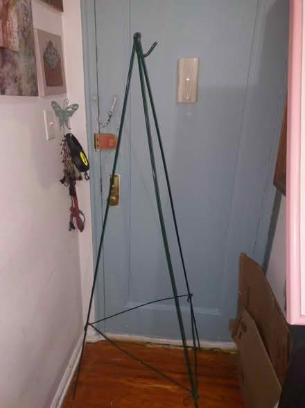 Photo of free Metal easel with hook (Jamaica new york) #3