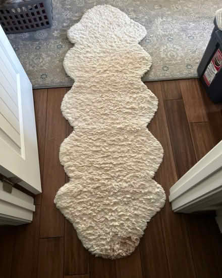 Photo of free NuLoom faux sheepskin rug (Colonial place) #2