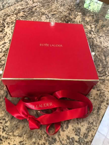 Photo of free This is an empty Estee Lauder perfume box (Meads BN20) #1