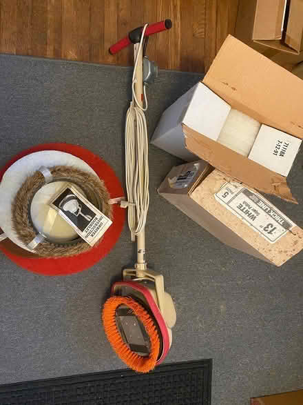 Photo of free floor buffer with brushes and pads (63130) #1
