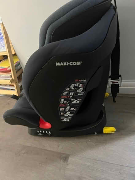 Photo of free Maxi cosi car seat with isofix (Epsom, KT19) #3
