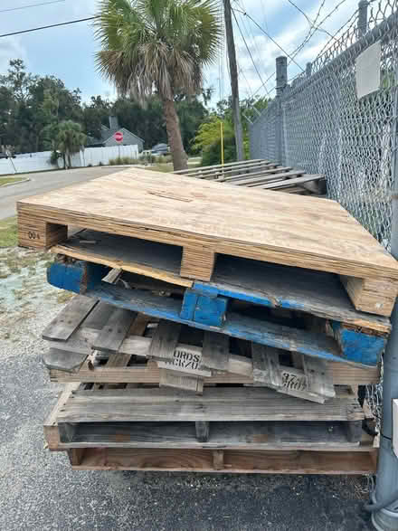 Photo of free Pallets (1590 Tamiami Trl S, Venice) #3