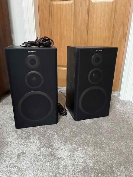 Photo of free Sony HiFi unit with two speakers plus remote (Buxton Central SK17) #2