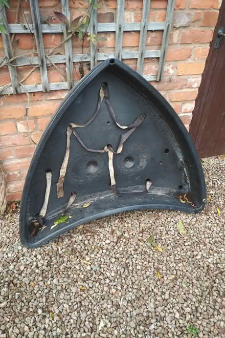 Photo of free Corner self watering planter (Queenhill WR8) #1
