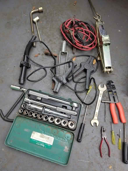 Photo of free Car jack, jump leads, tools (Tottenham N17) #1