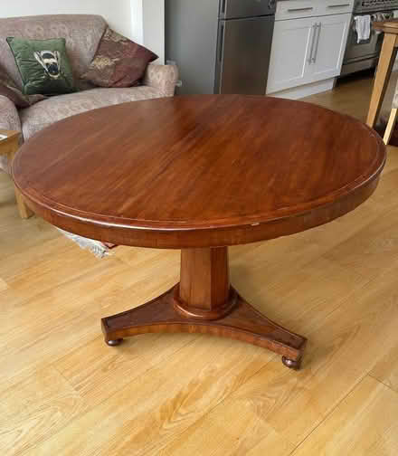 Photo of free Round table (Richmond TW10) #1