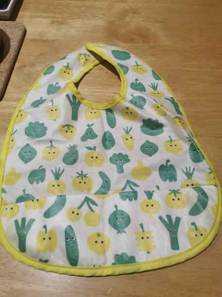 Photo of free Baby bib (EN1) #1