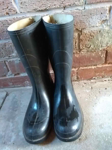 Photo of free Gents wellies size 8 (Saint Mawes Close ST17) #3