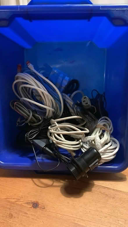 Photo of free Box of cables USB/ LAN/ power (HD9 Honley) #1