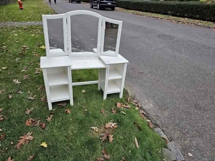 Photo of free Girls pottery barn kids vanity (Yonkers) #2