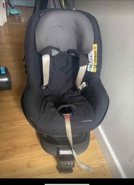 Photo of free Maxi Cosi isofix base and pearl (Winnersh RG41) #1