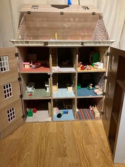 Photo of free Dolls house (North Tonbridge TN10) #1
