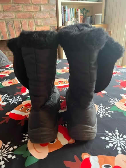 Photo of free Winter boots - ladies size 8 (Tolworth) #4