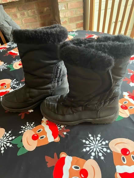 Photo of free Winter boots - ladies size 8 (Tolworth) #2