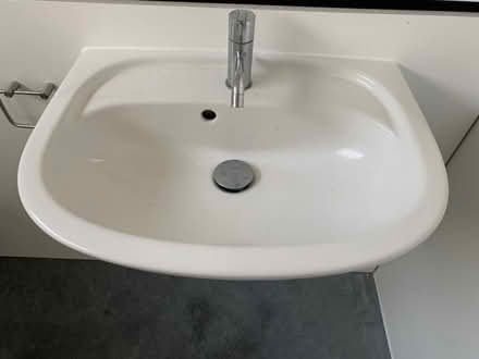 Photo of free Complete bathroom suite (Marshalswick AL1) #1