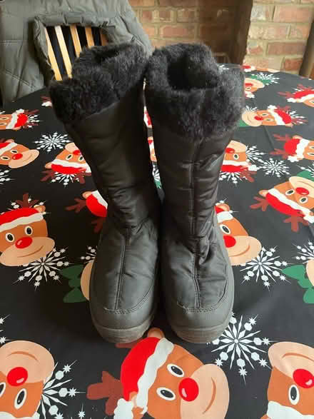 Photo of free Winter boots - ladies size 8 (Tolworth) #1