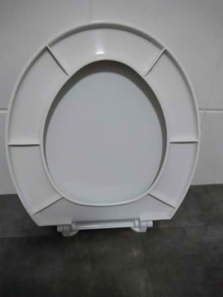 Photo of free White toilet seat & fixings (North Tonbridge, TN10) #2