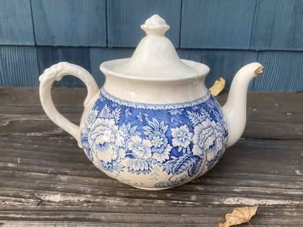 Photo of free Vintage teapot with cracked spout (Mill Valley) #1