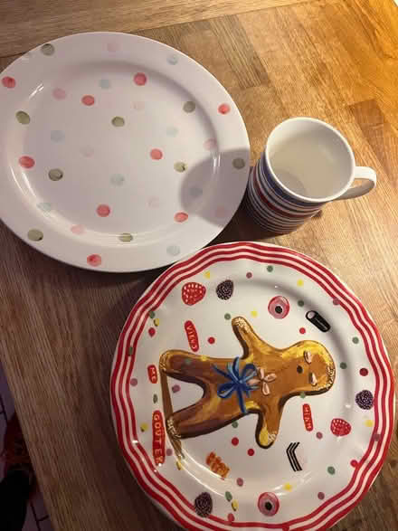 Photo of free 2 plates and 1 mug (SW18 Tooting Broadway) #1